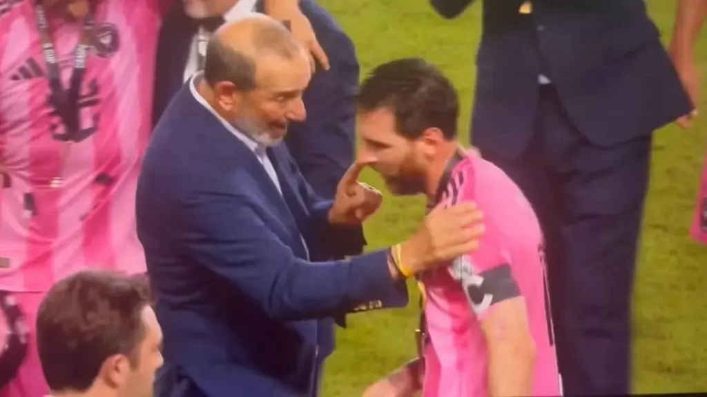 Aún con ayuda, Messi se enojó